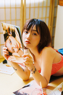 美女做胸部按摩